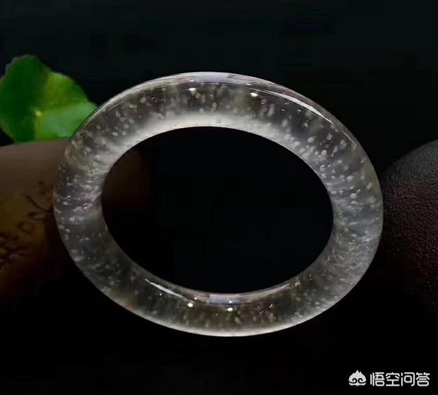 女人适合戴什么玉养人,女性戴翡翠的好处有哪些？