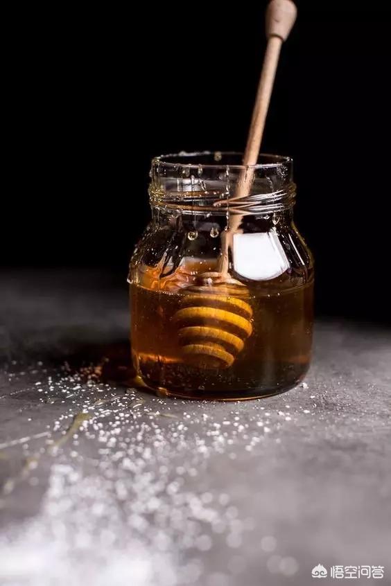 酵母菌的作用有哪些:烘焙入门常识：面粉糖类等原料的作用是什么？
