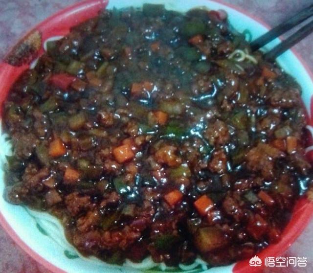 面馆老板都是怎么做炸酱面的，地道的老北京炸酱面怎么做才好吃你还知道面条的什么特色吃法