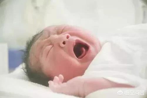 新生儿总打喷嚏的原因:14天新生儿有点鼻塞打喷嚏是不是感冒了？