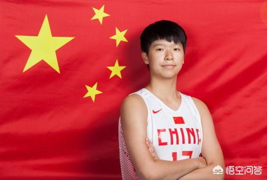 广东女篮黄思静因竖中指被禁赛一场，如何看待她的这个行为？