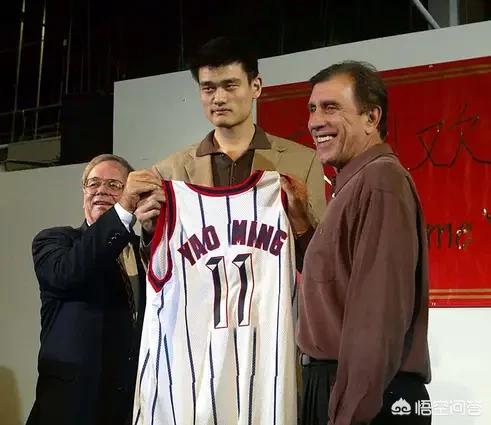 外国奇闻异事，当年姚明获得NBA状元时，现场的美国球迷有何反应掌声还是嘘声