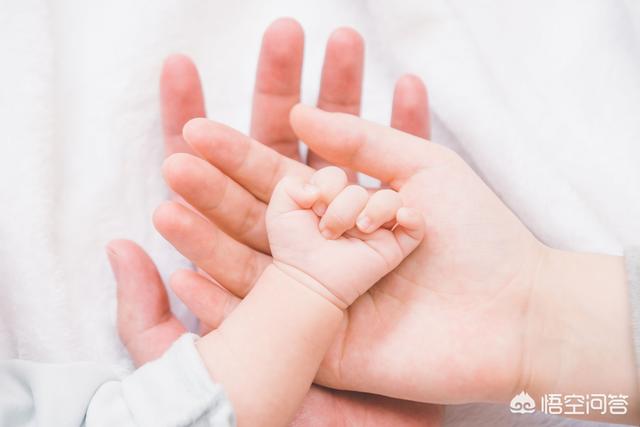 刚出生的宝宝拉肚子:宝宝出生后一直拉肚子，是母乳的问题吗？