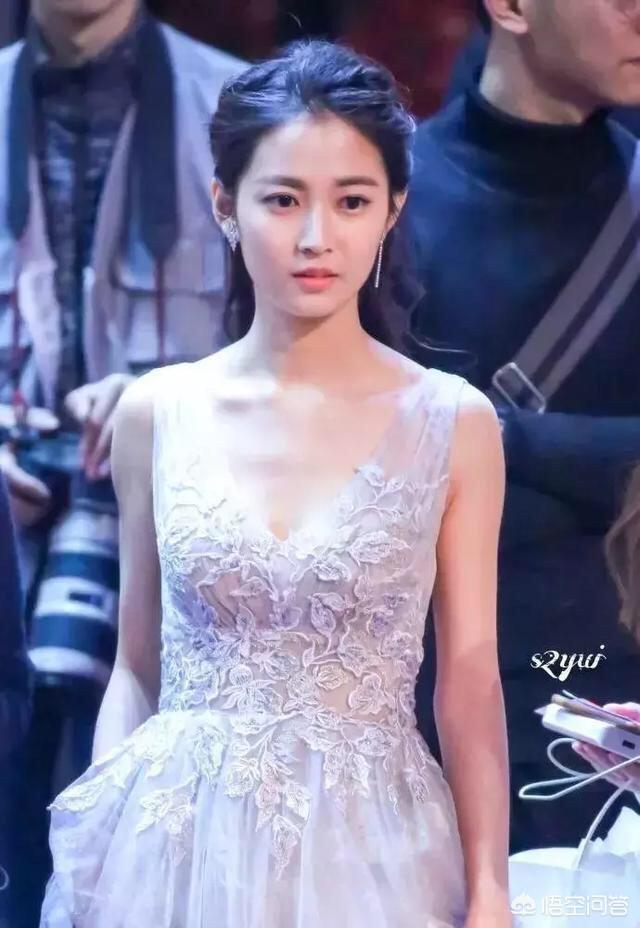 倚天屠龙记中张无忌怎么借倚天剑斩断小昭手链和脚链的只从中间斩断吗