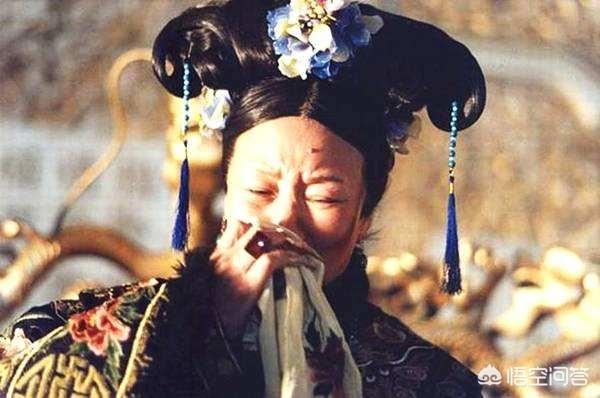 慈禧喝了一碗县令母亲熬的汤,赏赐金镯子,其父知道后为何自杀？