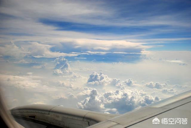 飞机上拍到了圣诞老人图片，现在民航航线特别多，为啥我们坐飞机穿过云层看不见其他飞机