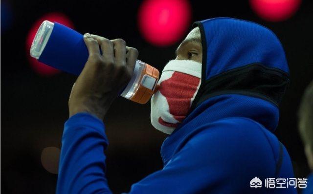 蠢萌杜兰特忘记脸上毛巾蒙面喝水被球迷看到不好意思低头溜走你怎么看