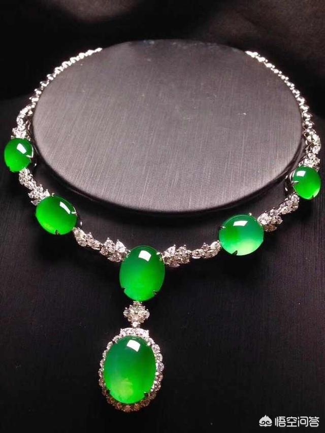 女人适合戴什么玉养人,女性戴翡翠的好处有哪些？