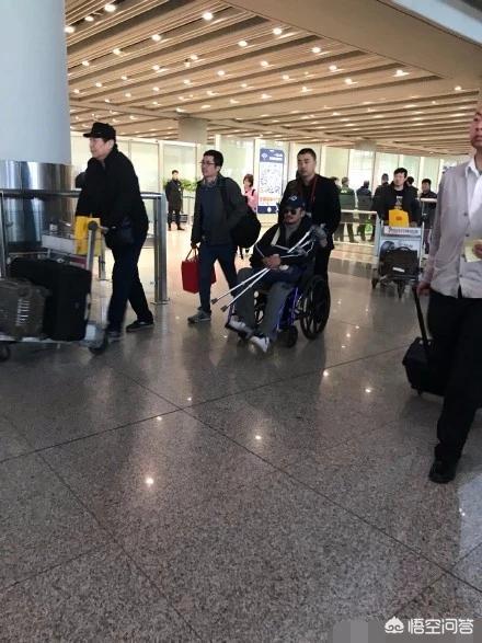 吴京谢楠婚礼:吴京坐轮椅，手拿拐杖，疑似旧病复发？对此你怎么看？