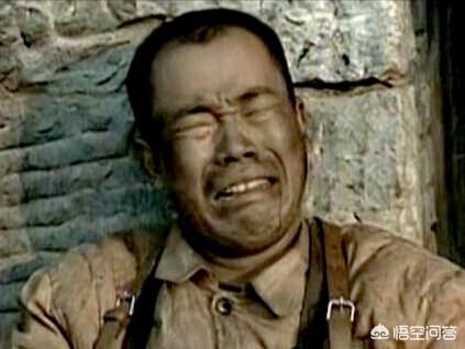 《亮剑》中，作为李云龙的精锐队员，为何王有胜被揍后会坐在街边大哭？
