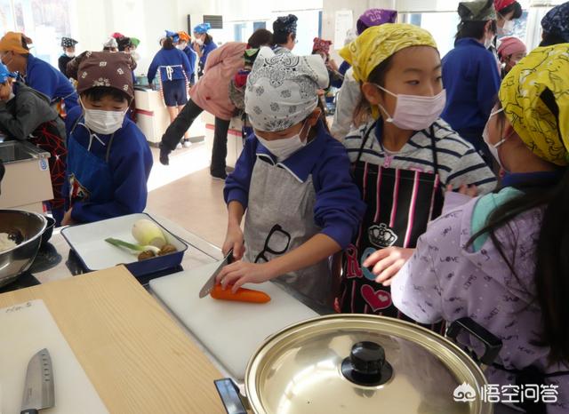 日本小学生的日常饮食你知道吗，日本学生在教室吃便当不会影响到别人吗