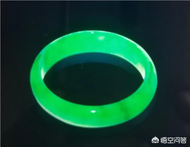 年轻人戴翡翠老气吗,为什么越是上了年纪的人更喜欢翡翠呢？