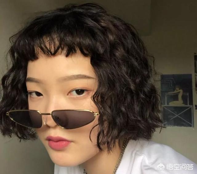 短卷发造型:短发烫了个羊毛卷发型，怎样才能打理出漂亮的造型？