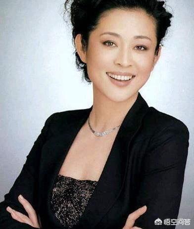 倪萍今年多大:倪萍盛装出席飞天奖获人搀扶，为何年近六旬还要到处奔波？