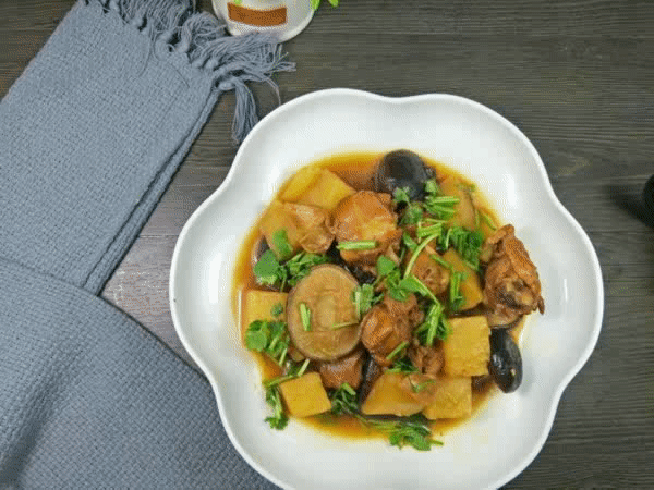 辣炒鸡胸肉怎么做好吃:鸡胸肉怎么做不辣 家庭炒鸡肉需要焯水吗，怎么做简单又好吃？