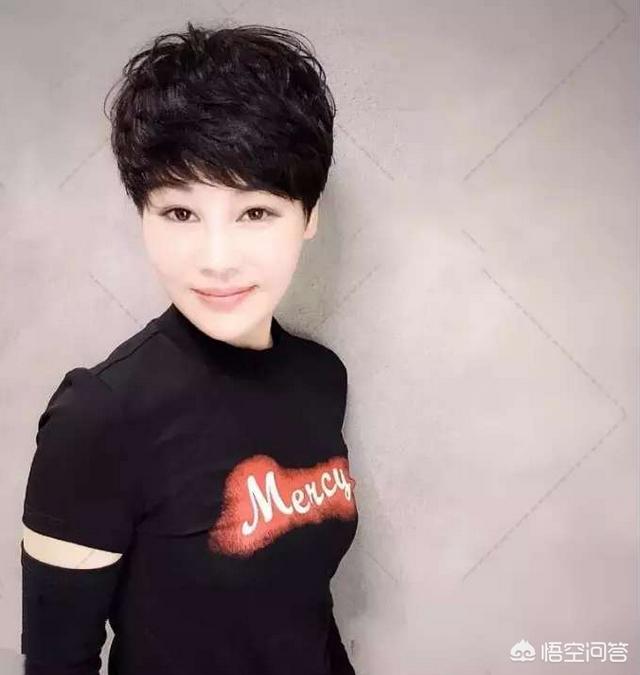 短发型女图片<a href=https://maguai.com/list/50-0-0.html target=_blank class=infotextkey><a href=https://maguai.com/list/50-0-0.html target=_blank class=infotextkey>时尚</a></a>气质:<a href=https://maguai.com/list/50-0-0.html target=_blank class=infotextkey><a href=https://maguai.com/list/50-0-0.html target=_blank class=infotextkey>时尚</a></a>、洋气、减龄的烫发发型有哪些？