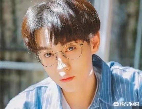 圆脸男生短发发型:圆脸男生应该烫什么发型？