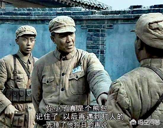 《亮剑》中，作为李云龙的精锐队员，为何王有胜被揍后会坐在街边大哭？