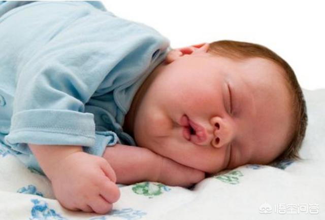 新生儿睡觉翻白眼:孩子常翻白眼是怎么回事？ 新生儿睡觉翻白眼斜视还笑