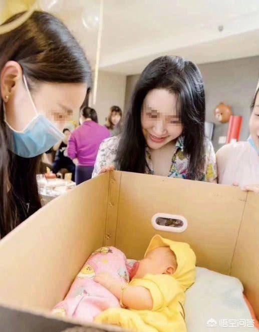 杜淳提婴儿篮:赵丽颖出院直接把孩子用毛毯裹了抱着出院，为啥不用婴儿篮？