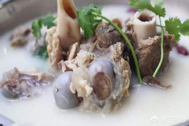 用大骨熬制高汤怎么做才更鲜美？
