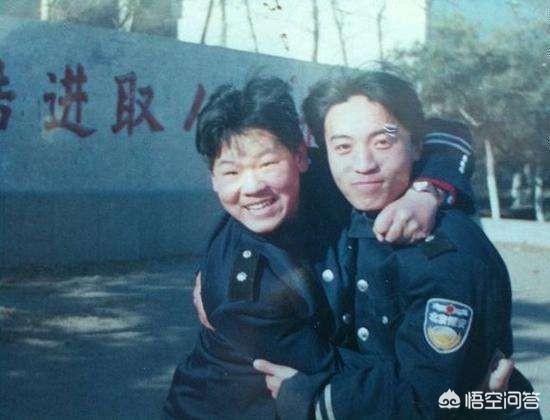 岳云鹏发文悼念父亲:许多年没联系的同事，刚刚打电话通知他父亲去世了，该怎么办？