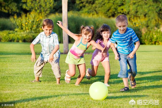 孩子在校不爱说话怎么办:小孩上学不爱说话怎么办 孩子比较内向，在家在学校都说话很少，不爱动，怎么办？