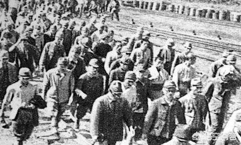 戰爭年代，隻有幾個蘇聯士兵押送一群日本俘虜，為何俘虜不反抗？