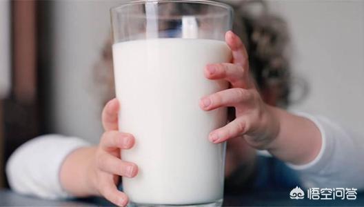 睡前到底能不能喝牛奶，睡前多久喝牛奶比较好小孩晚上睡觉前喝牛奶好吗