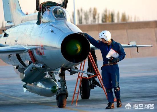 歼七 沙漠猫:老兵不死，歼7在中国空军使用了50年，为何仍没有退役？