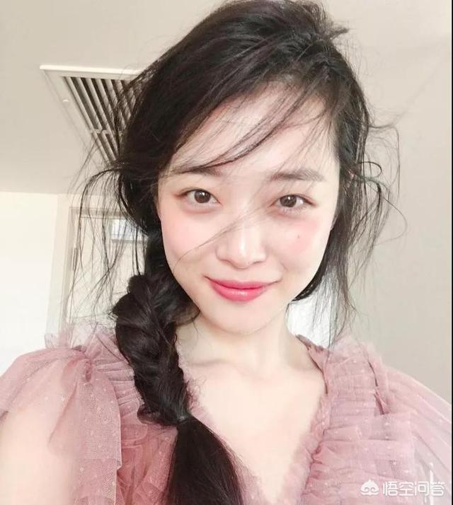 雪莉晒雀斑妆自拍:如何解读雪莉的ins账号的画