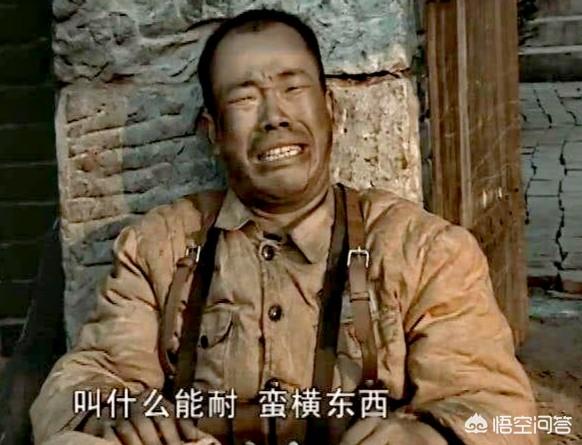 《亮剑》中，作为李云龙的精锐队员，为何王有胜被揍后会坐在街边大哭？