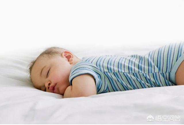 新生儿睡觉翻白眼:孩子常翻白眼是怎么回事？ 新生儿睡觉翻白眼斜视还笑