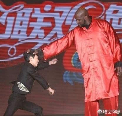 韩德君抱起潘长江:你觉得NBA球星和姚明一起合影会是什么效果