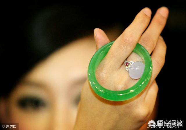 玉手镯取不下来怎么办,试戴8800元镯子取不下来怎么办？