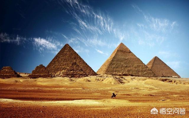 埃及金字塔故事，有人说埃及金字塔是二十世纪才建起来的，是真的吗