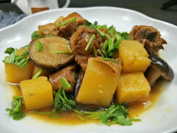 辣炒鸡胸肉怎么做好吃:鸡胸肉怎么做不辣 家庭炒鸡肉需要焯水吗，怎么做简单又好吃？