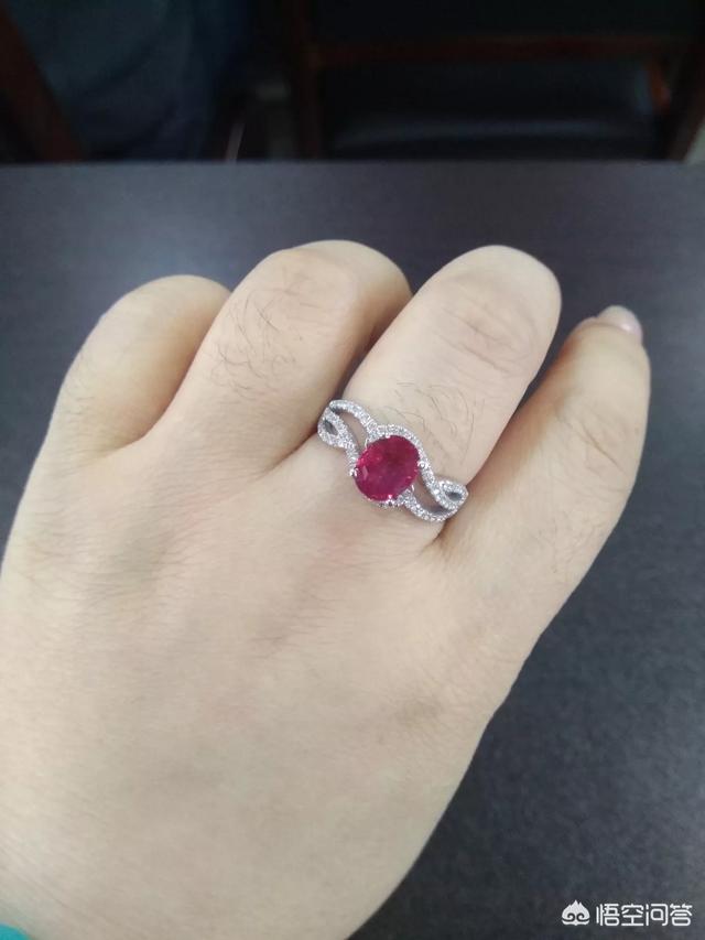 红宝石吊坠图片,黄金镶红宝石的吊坠配什么链子？