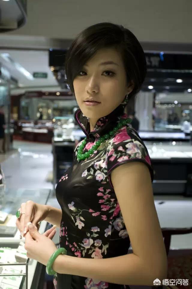 女人适合戴什么玉养人,女性戴翡翠的好处有哪些？