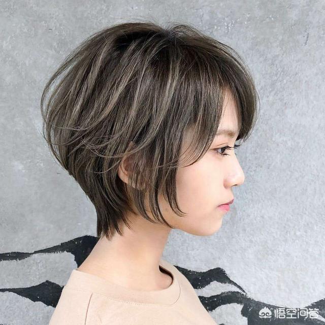 短发型女图片<a href=https://maguai.com/list/50-0-0.html target=_blank class=infotextkey><a href=https://maguai.com/list/50-0-0.html target=_blank class=infotextkey>时尚</a></a>气质:<a href=https://maguai.com/list/50-0-0.html target=_blank class=infotextkey><a href=https://maguai.com/list/50-0-0.html target=_blank class=infotextkey>时尚</a></a>、洋气、减龄的烫发发型有哪些？