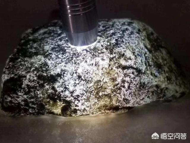 翡翠原石相关知识,翡翠玉石的原石是怎样能辨别的出来的呢？