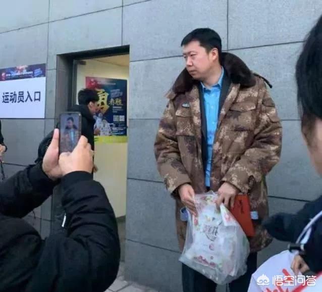 王治郅骑车上下班，一件军大衣穿好多年都舍不得丢，如何评价大郅朴实的作风？
