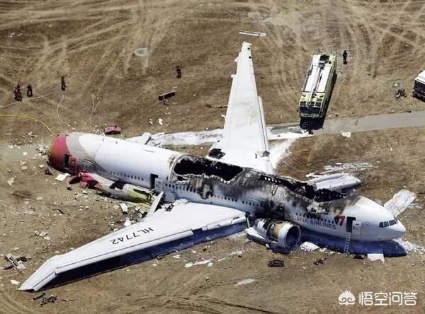 飞机坠毁后的图片图片