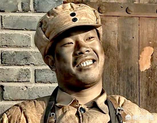 《亮剑》中，作为李云龙的精锐队员，为何王有胜被揍后会坐在街边大哭？