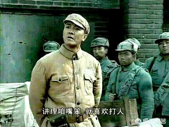 《亮剑》中，作为李云龙的精锐队员，为何王有胜被揍后会坐在街边大哭？
