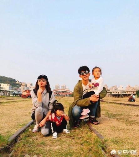 贾静雯20年前旧照:贾静雯和修杰楷相爱多年，你怎么看待他们如今才办婚礼？