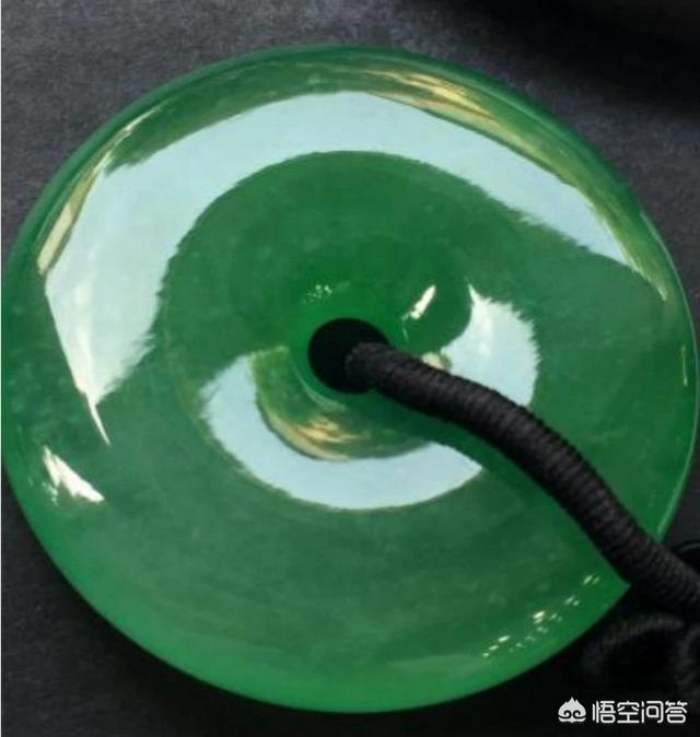 玉平安扣灵异事件:300块钱的翡翠平安扣是真的吗？