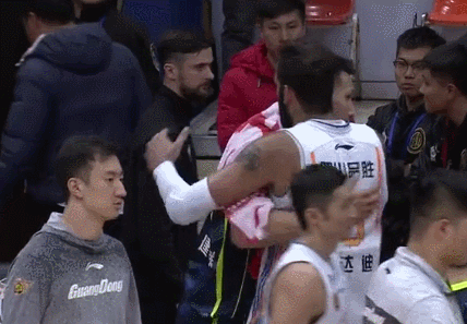 哈达迪挑衅易建联:巅峰期的哈达迪能否打爆易建联？