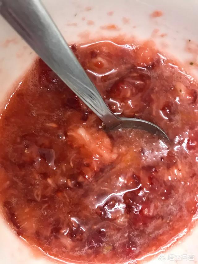 草莓酱新吃法比果味酸奶都好喝，在家如何自制一款养颜美白的草莓酱