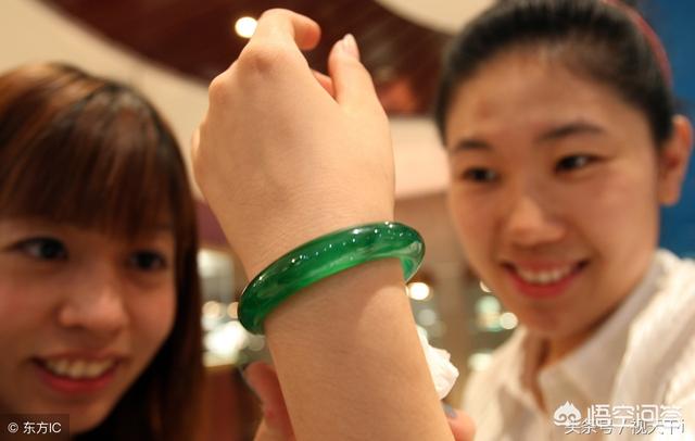 玉手镯取不下来怎么办,试戴8800元镯子取不下来怎么办？